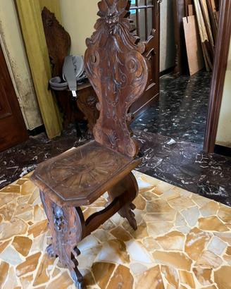 Sedia antica in legno massello intagliato