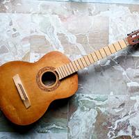 Chitarra acustica antica verosimilmente bulgara 

