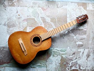 Chitarra acustica antica verosimilmente bulgara 


