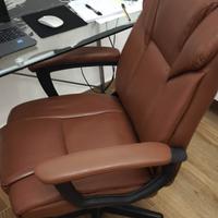 sedia di pelle marrone