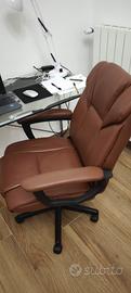sedia di pelle marrone