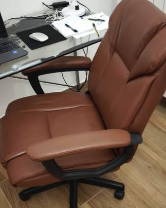 sedia di pelle marrone