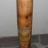 Particolare bottiglia liquore in bambù