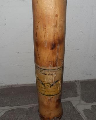 Particolare bottiglia liquore in bambù