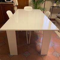 Tavolo con sedie