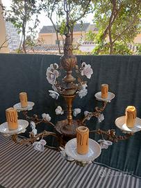 Lampadario vintage con roselline rosa e blu in por