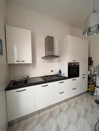 Cucina, Tavolo e Quattro sedie