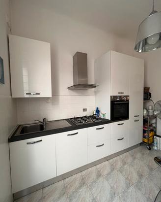 Cucina, Tavolo e Quattro sedie