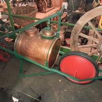 Pompa irroratrice a carriola in rame, antica
