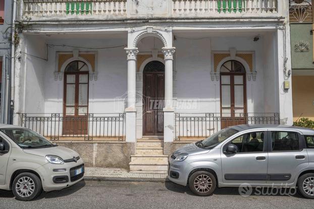 Quadrilocale con giardinetto a Giampilieri marina