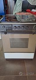 Cucina a gas con piastra e forno elettrico
