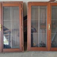 2 finestre in legno con scuretti e vetri doppi.