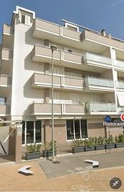 Posti auto coperti box moto viale Lincoln