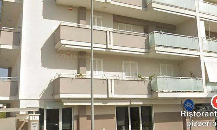 Posti auto coperti box moto viale Lincoln