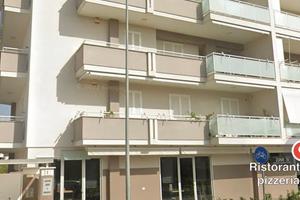 Posti auto coperti box moto viale Lincoln