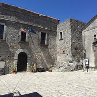 Aieta doppio ingresso con 2 locali deposito