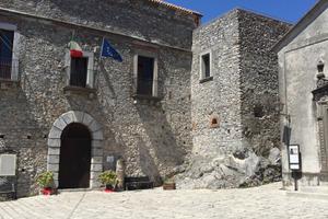 Aieta doppio ingresso con 2 locali deposito