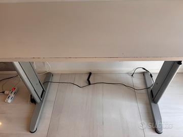 Scrivania + Pannello a parete con mensole