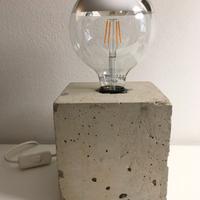 Lampada brutalista in cemento “Cubo”.