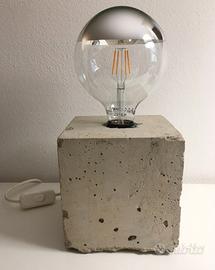 Lampada brutalista in cemento “Cubo”.