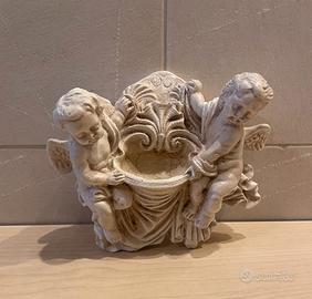 Acquasantiera in gesso con putti