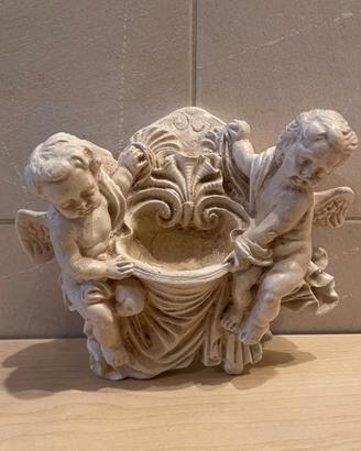 Acquasantiera in gesso con putti