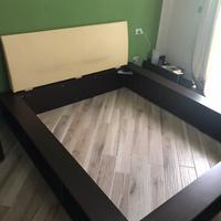 Letto in vengue con testiera imbottita