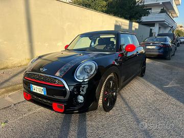 Mini Cooper con allestimento JCW