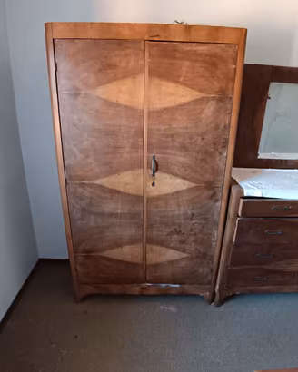 Armadio vintage anni '40/'50 in legno con intarsio