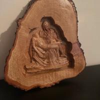 Bassorilievo 3D “La Pietà” su tronco di quercia