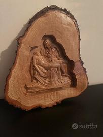Bassorilievo 3D “La Pietà” su tronco di quercia