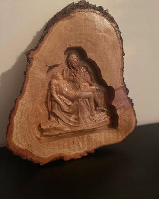 Bassorilievo 3D “La Pietà” su tronco di quercia