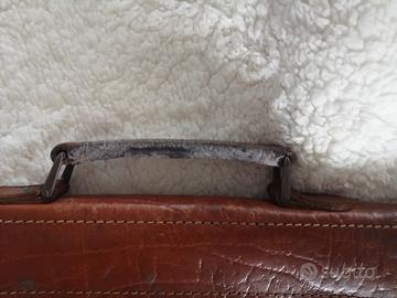 valigetta in pelle marrone