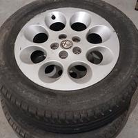 4 pneumatici con cerchi 
