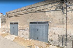 Garage con giardino di pertinenza