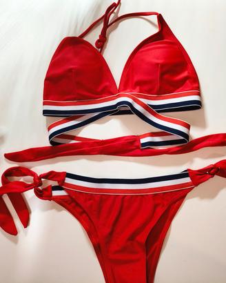 bikini rosso con bande elastiche