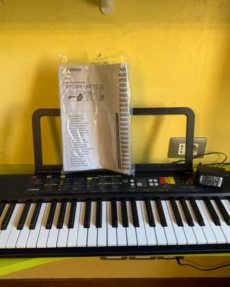 pianola yamaha psr f52