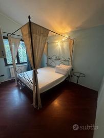 Letto baldacchino con rete in ferro