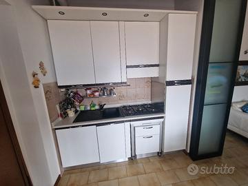 Cucina Con Elettrodomestici