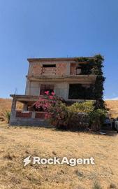 Palazzo / Stabile di 330 m² con più di 5 locali a 