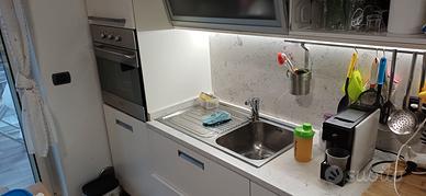 Cucina in legno senza elettrodomestici