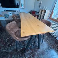 Tavolo da pranzo con sgabelli alti