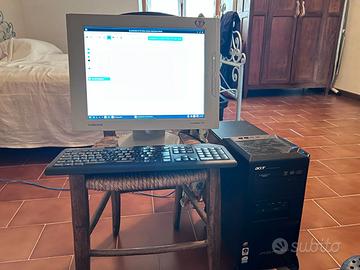 Computer fisso con tastiera, casse e monitor