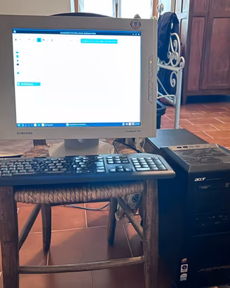 Computer fisso con tastiera, casse e monitor