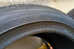 245/45 ZR17 99W 2 Gomme 245 45 17 99W 2 pneumatici