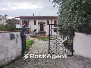Villa di 326 m² con più di 5 locali e box auto a C