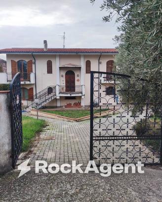 Villa di 326 m² con più di 5 locali e box auto a C