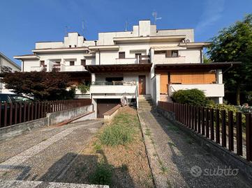 VILLA A SCHIERA A CAPRIOLO