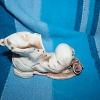 Ceramica decorativa scarpone con fiori.