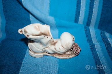 Ceramica decorativa scarpone con fiori.